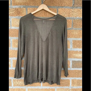 Emma & Sam Olive Mesh V-Neck XS